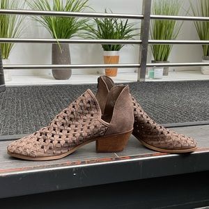 Fergilicious by Fergie Tan Stack Heel sz 9.5